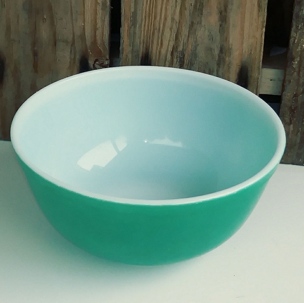 Vintage Pyrex  2 1/2 qt mixing bowl